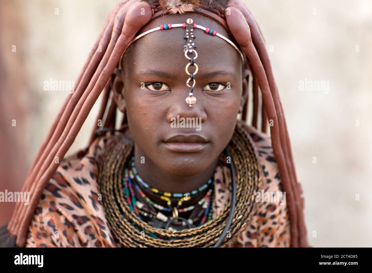 Un portrait en gros plan d'une femme Himba dans le nord de la Namibie. Banque D'Images