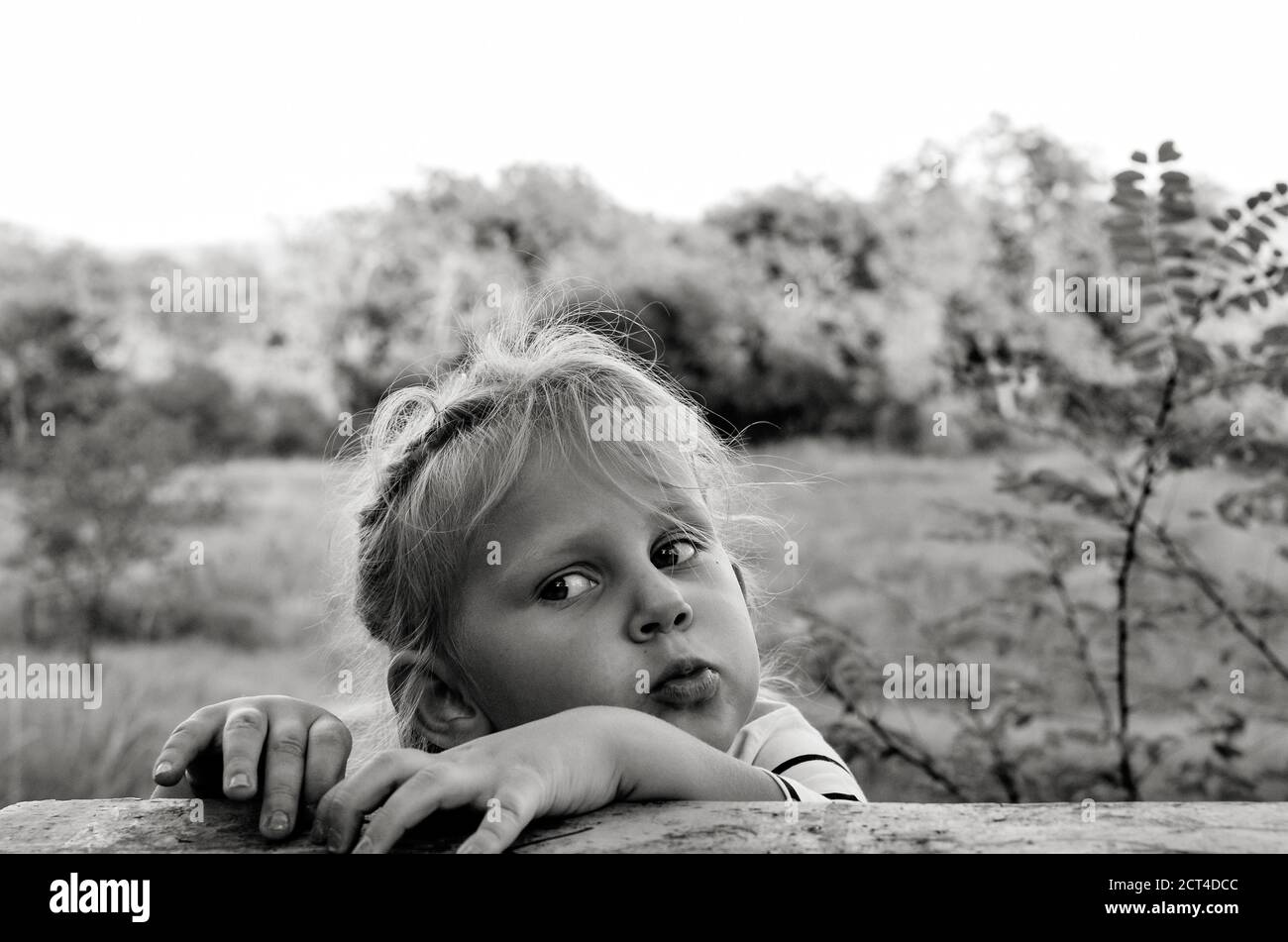 Gros Plan Portrait Noir Et Blanc De Joli Beau Bebe Caucasien Les Emotions Sinceres Des Enfants Moments D Enfance Fille Pres D Une Table En Bois A La Nature Photo Stock Alamy