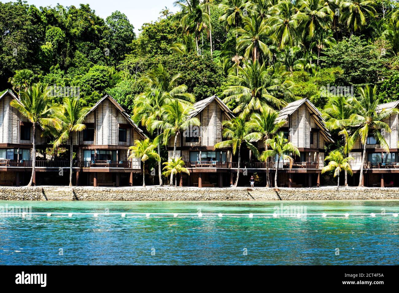 Maisons de vacances vernaculaires en bord de mer sur une île Banque D'Images