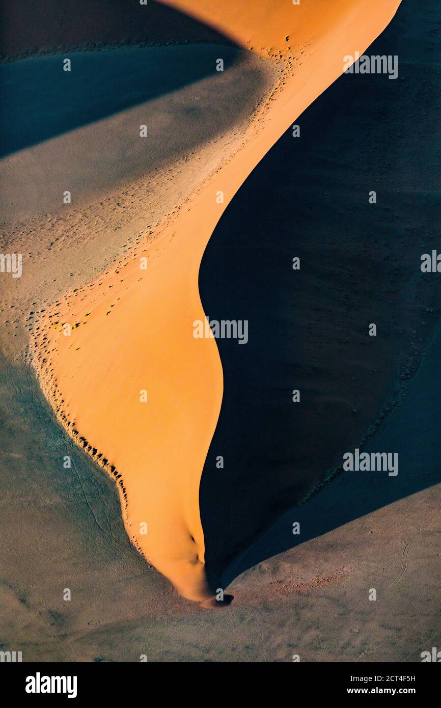 Résumé contrasté des dunes de sable rouge riches en oxyde dans la grande mer de sable de Namibie. Banque D'Images
