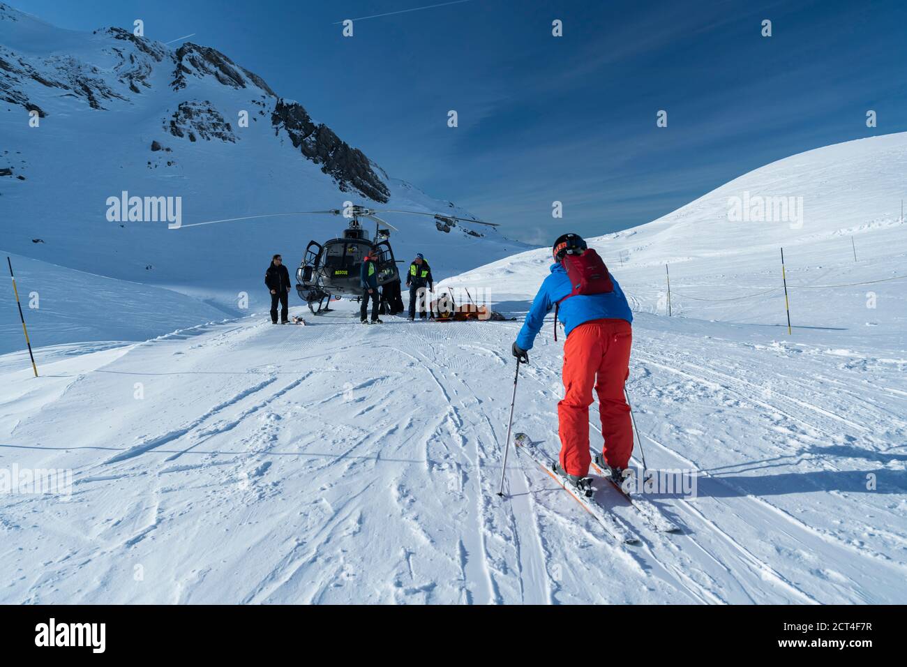 Équipe de sauvetage en montagne avec hélicoptère pour sauver un skieur blessé dans une civière après avoir eu un accident de ski dans les Alpes, à Avoriaz, France, Europe Banque D'Images