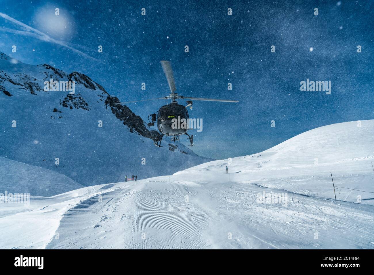 Une équipe de secours en montagne a secouru un skieur blessé après un accident de ski dans les Alpes, à Avoriaz, France, Europe Banque D'Images