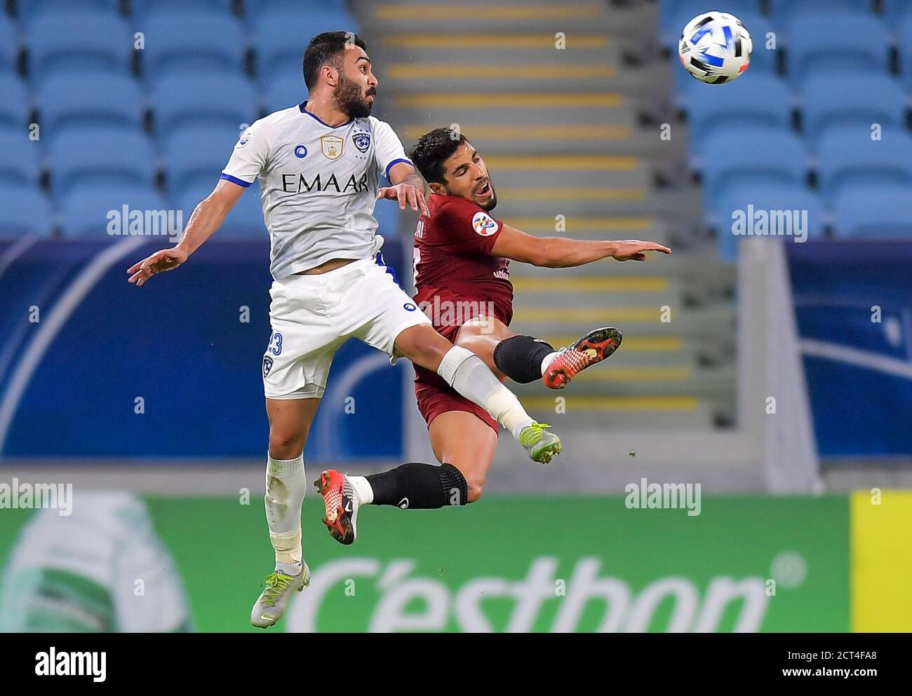 Doha, Qatar. 20 septembre 2020. Madallah Al-Olayan (L) d'AL Hilal vies pour le bal avec Hassan Jafari du Shahr Khodro FC lors du match de football du groupe B de la Ligue des champions asiatiques de l'AFC entre le SFC Al Hilal d'Arabie Saoudite et le FC Shahr Khodro d'Iran au stade Al-Janoub à Doha, capitale du Qatar, le 20 septembre, 2020. Credit: Nikku/Xinhua/Alay Live News Banque D'Images