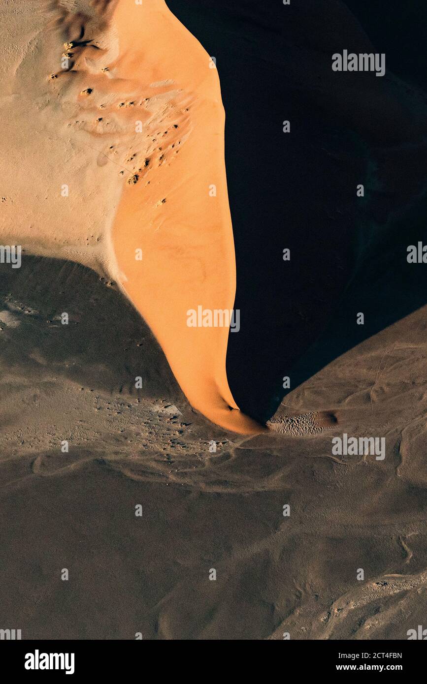 Résumé contrasté des dunes de sable rouge riches en oxyde dans la grande mer de sable de Namibie. Banque D'Images