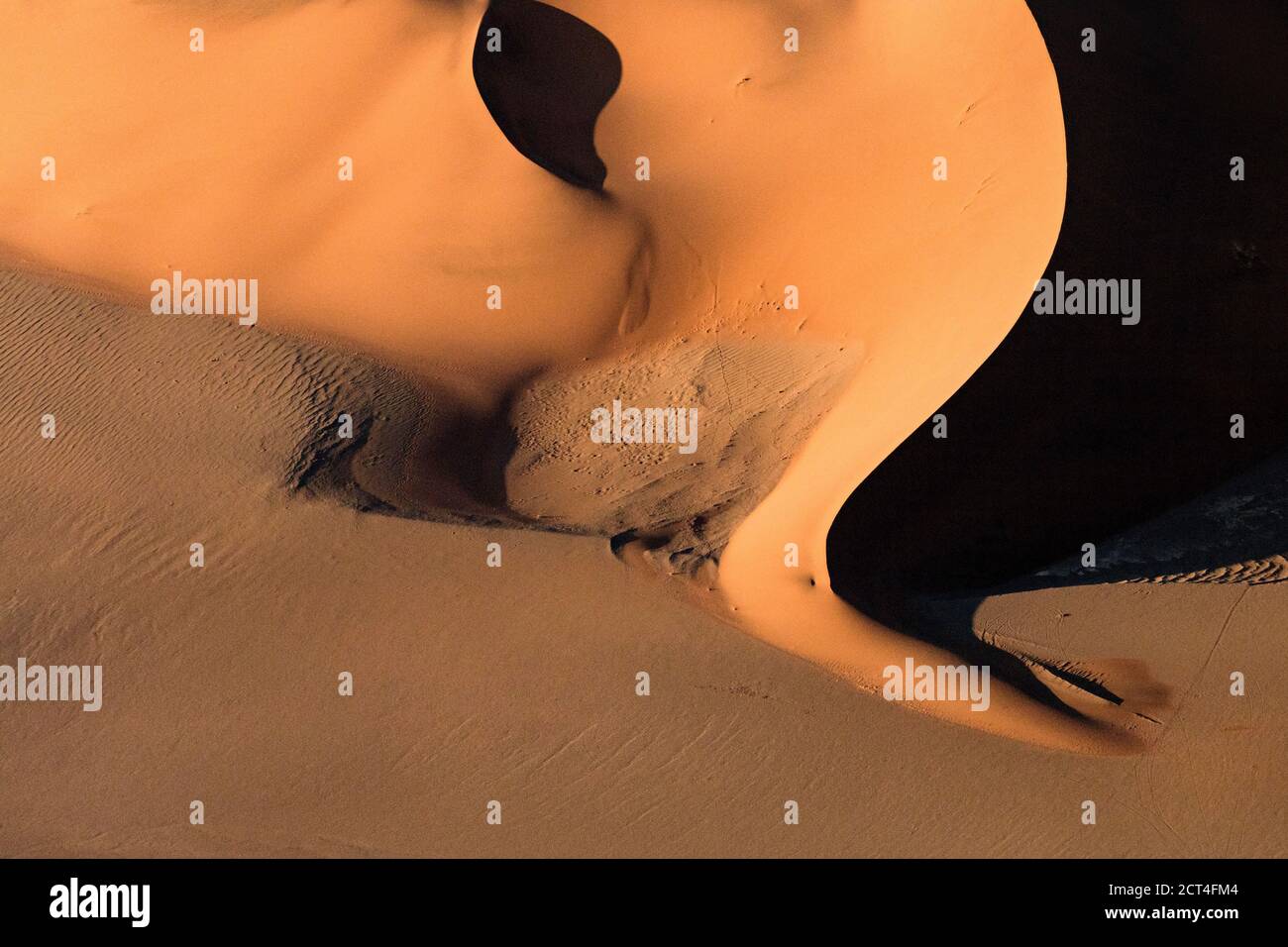 Résumé contrasté des dunes de sable rouge riches en oxyde dans la grande mer de sable de Namibie. Banque D'Images