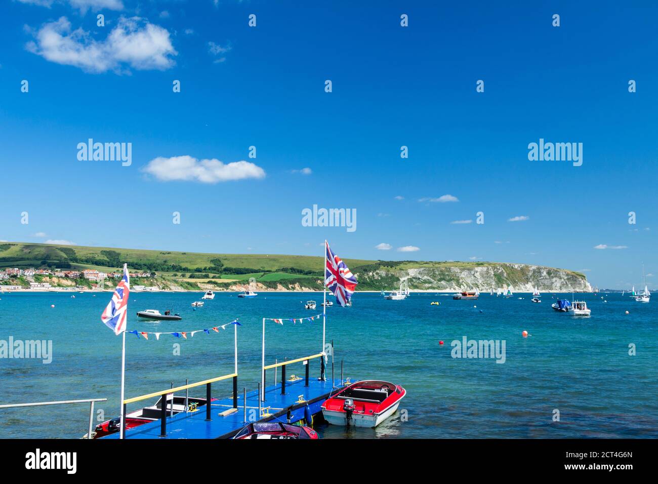 Vue sur les collines de Purbeck depuis la nouvelle jetée de swanage sur un jour de summers Dorset sud-ouest de l'Angleterre Banque D'Images