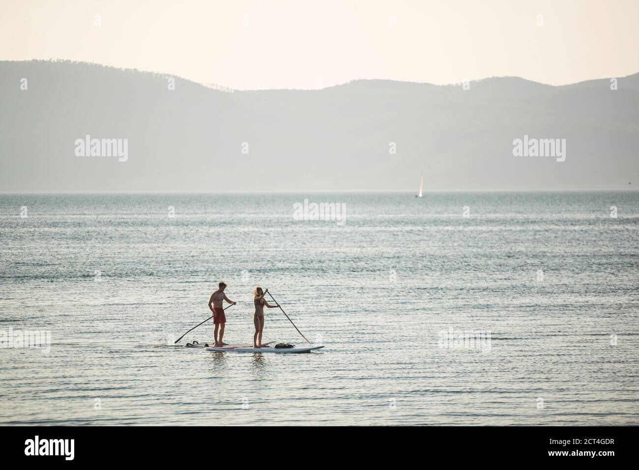 Montez paddle-board sur le lac Bracciano au coucher du soleil, Aguillara Sabazia, province de Rome, Italie, arrière-plan avec espace copie Banque D'Images