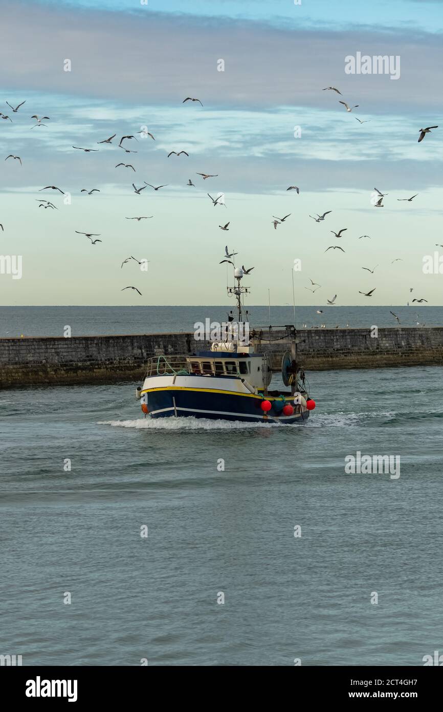 Saint-Gilles-Croix-de-vie, à Vendée, un bateau de pêche typique retournant au port le matin Banque D'Images