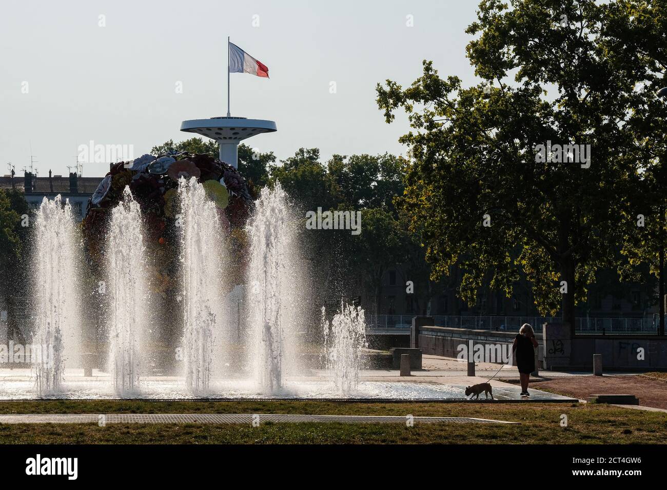 Le 17/09/2020, Lyon, Auvergne-Rhône-Alpes, France. Fontaine de la place Antonin Poncet contre la lumière du matin. Banque D'Images