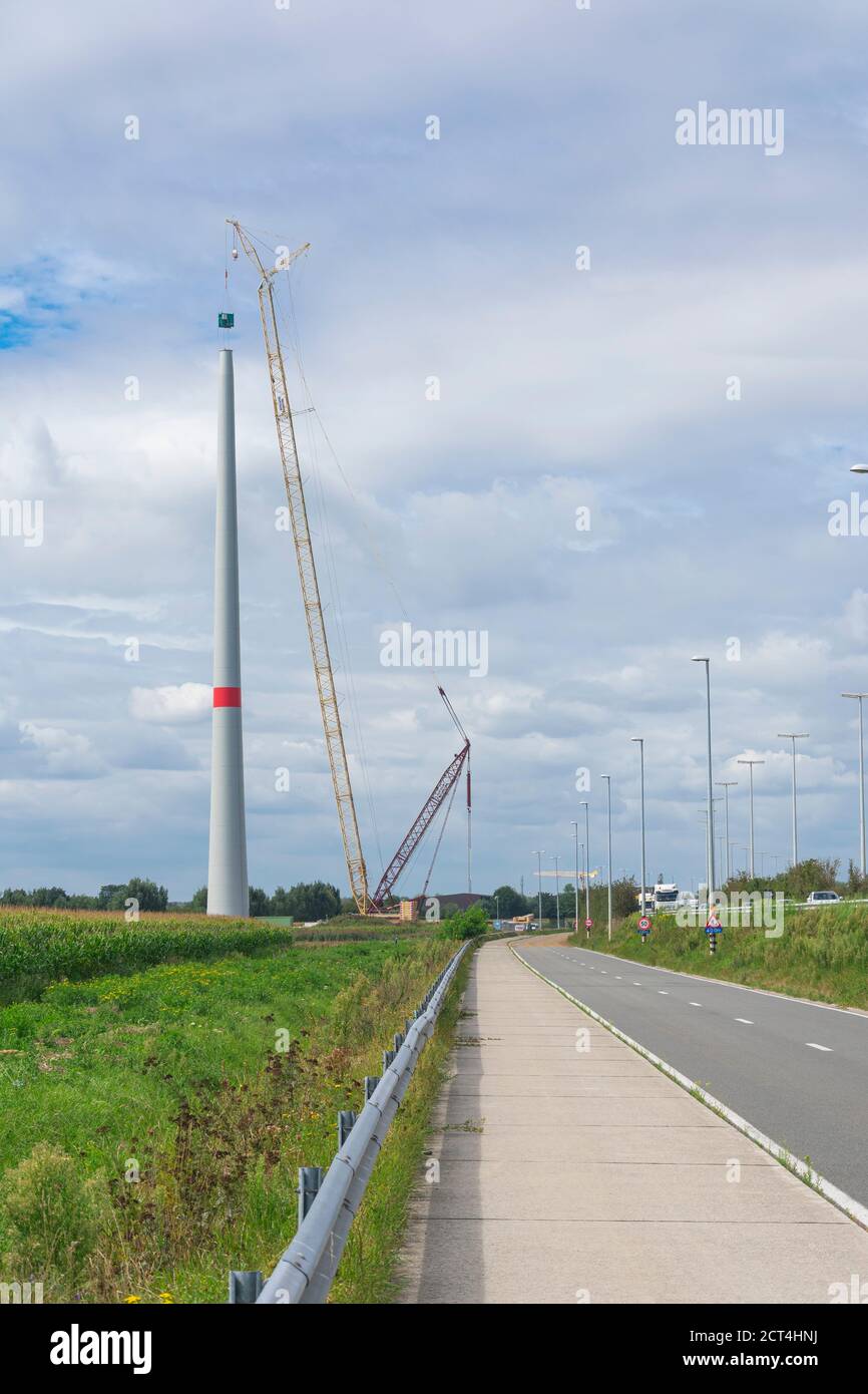 Sint Gillis Waas, Belgique, 24 août 2020, grande grue à côté d'une éolienne en construction Banque D'Images