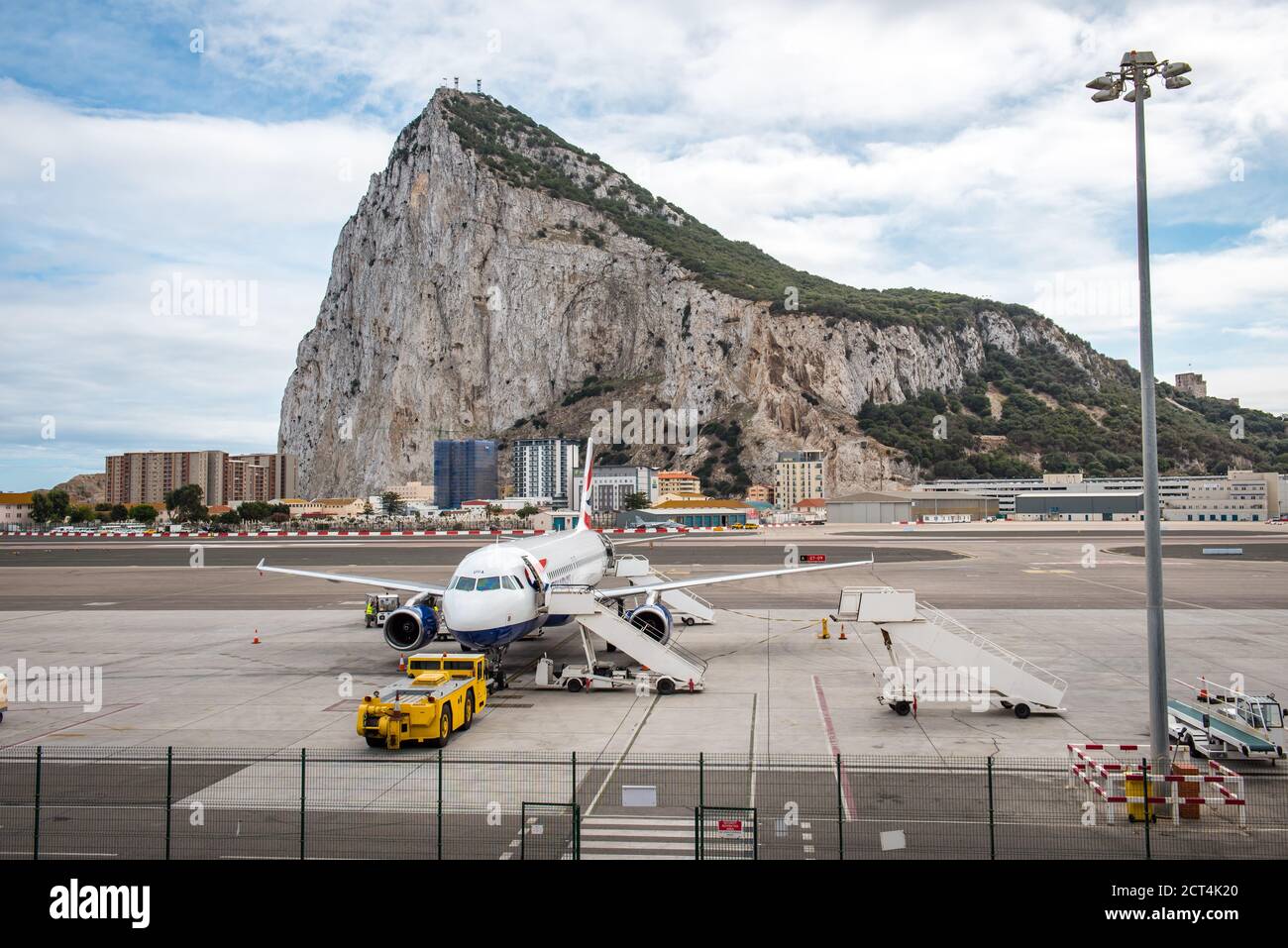 Avion à l'aéroport de Gibraltar avec vue sur le Rocher Banque D'Images