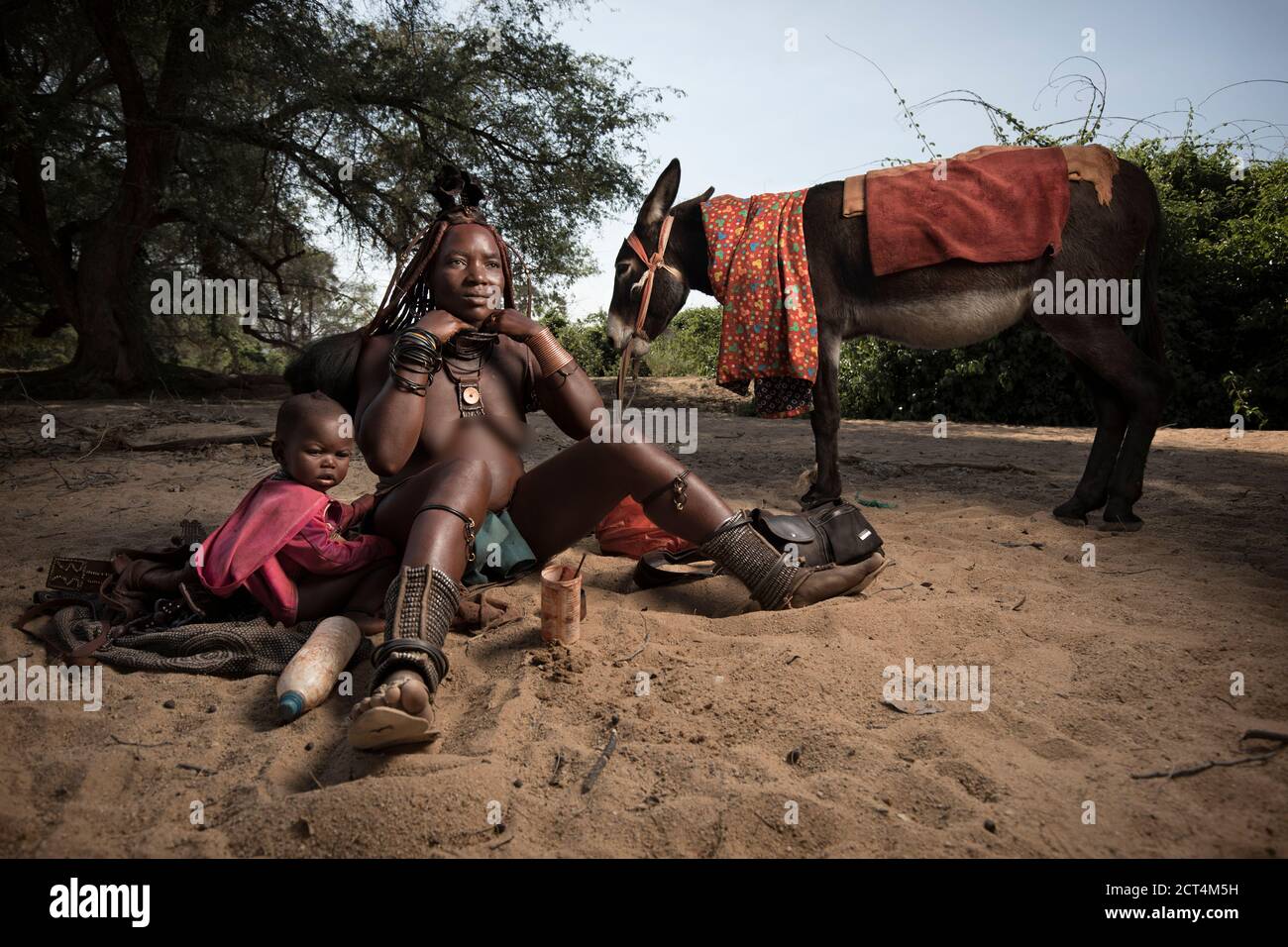 Une femme Himba se prépare dans un lit de rivière, Namibie. Banque D'Images