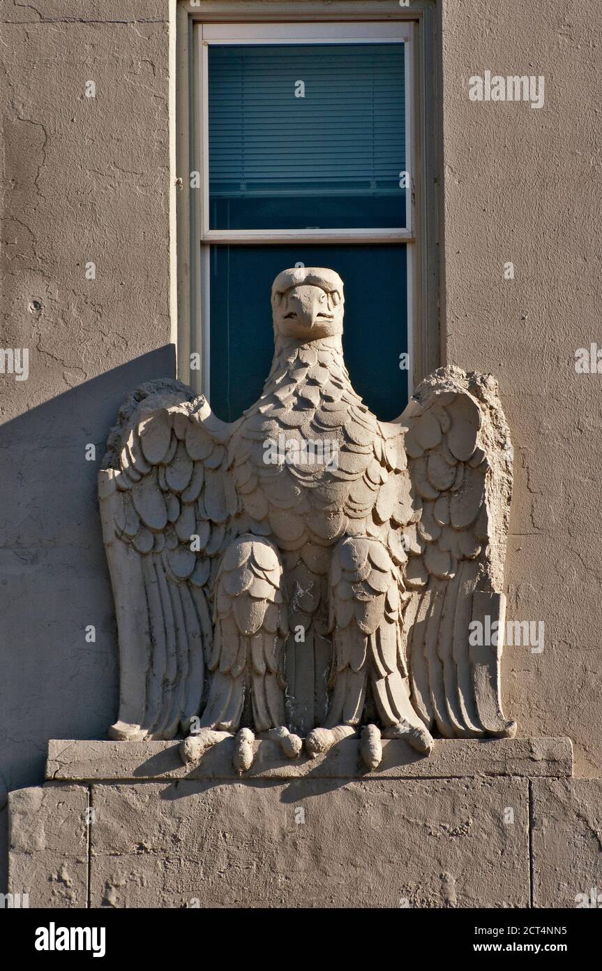 Sculpture d'aigle à la façade de l'hôtel Baker (fermée) à Baker City, Oregon, Etats-Unis Banque D'Images