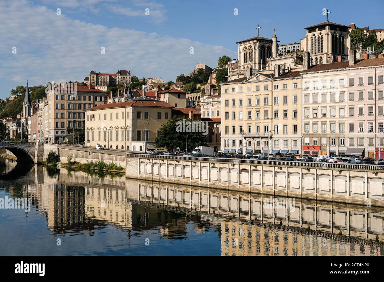 Le 10/09/2020, Lyon, Auvergne-Rhône-Alpes, France. Vue sur le quartier du vieux Lyon avec les reflets des façades et des monuments sur la Saône. Banque D'Images