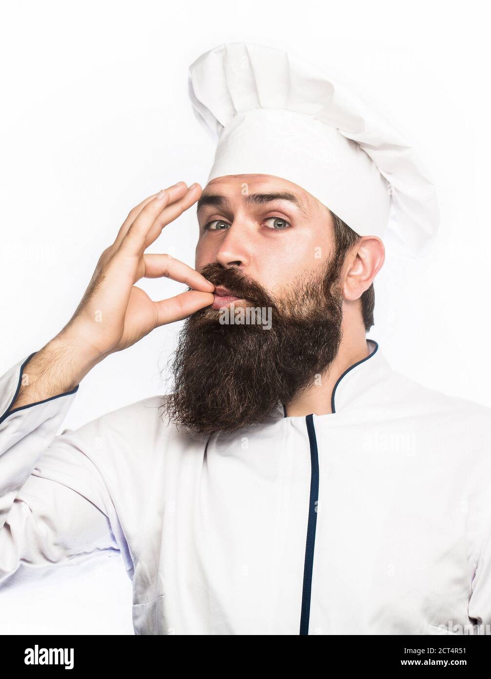 Chef professionnel montrant le signe de délicieux. Chef cuisinier, faites un délicieux geste en vous embrassant les doigts Banque D'Images