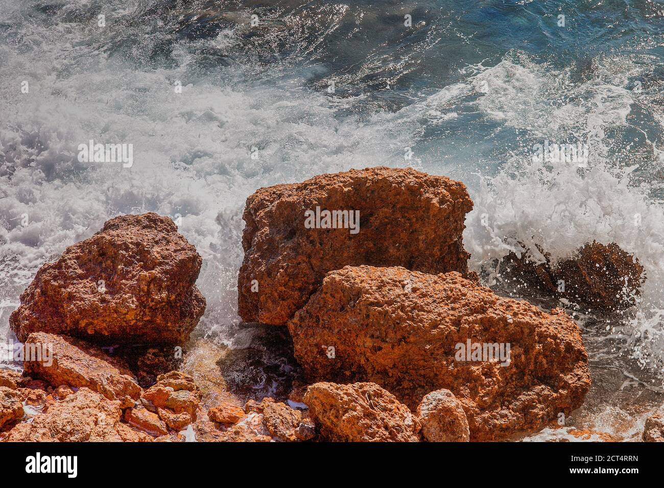 Red Rocks. Isolé. Rochers naturels colorés au bord de la mer dans l'île de Syros, Grèce. Image de stock. Banque D'Images