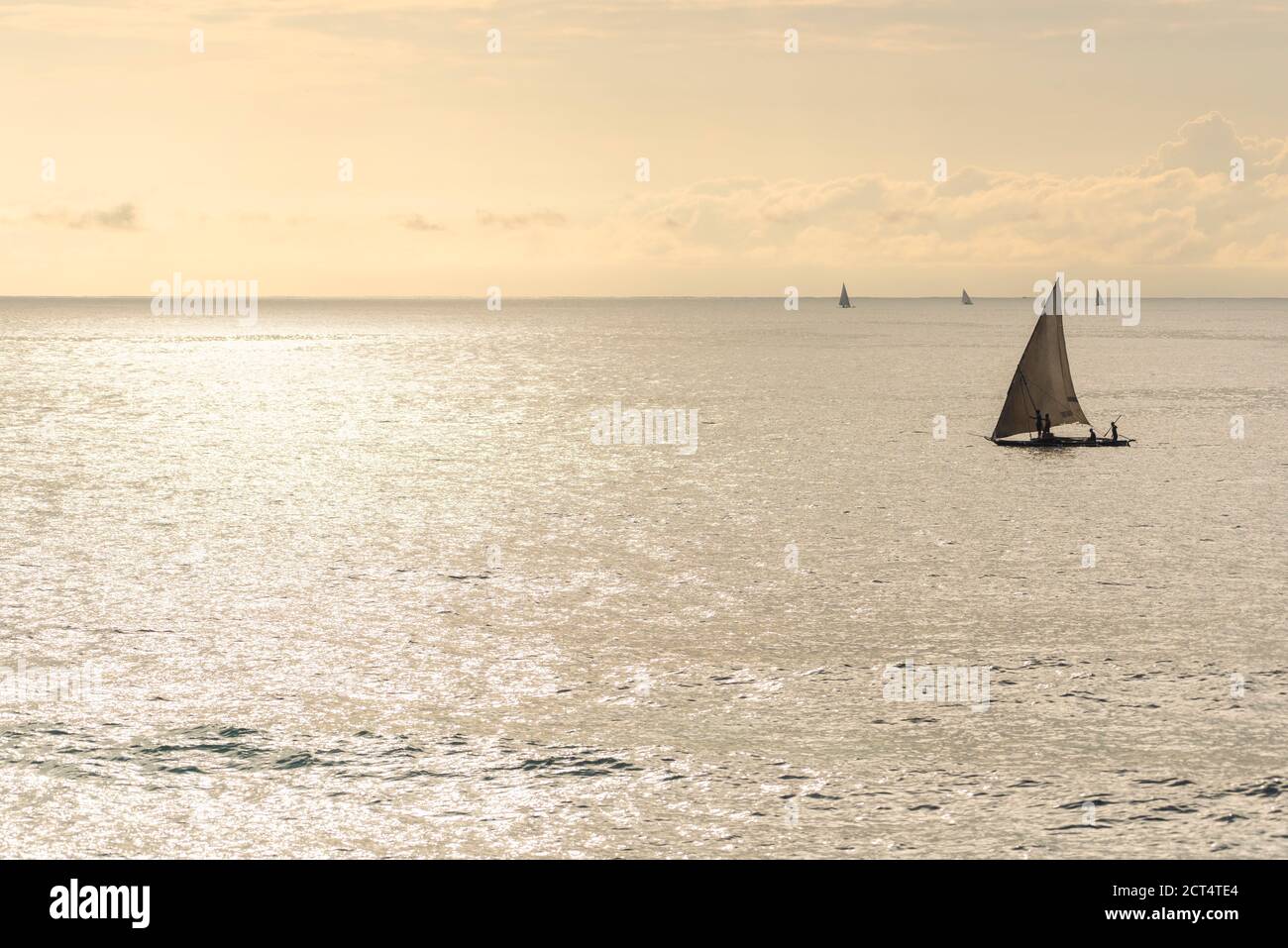 Bateau de pêche au lever du soleil à la plage de la baie de Watamu, Watamu, comté de Kilifi, Kenya Banque D'Images