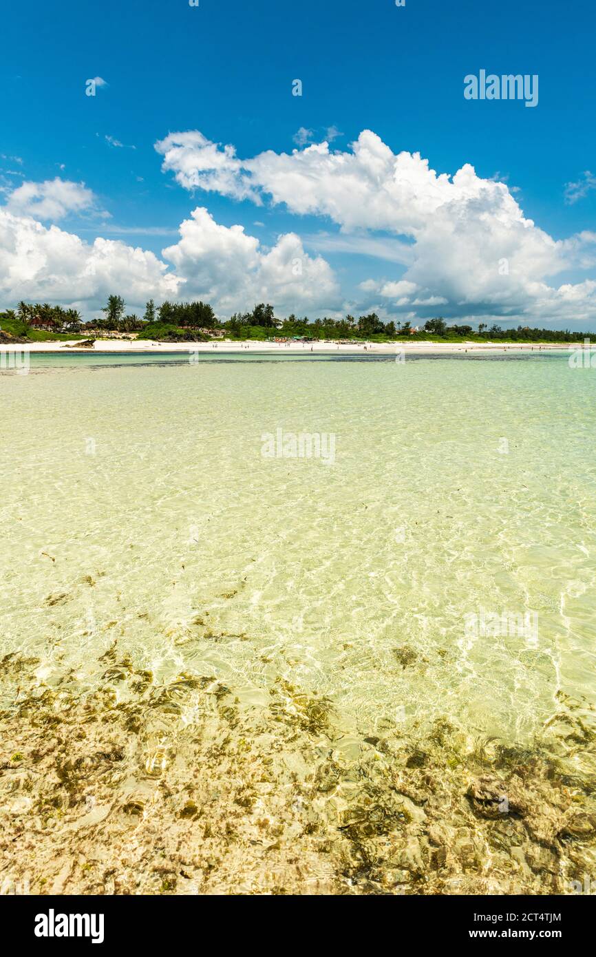 Plage de la baie de Watamu et eaux turquoise de l'océan Indien, Watamu, comté de Kilifi, Kenya Banque D'Images