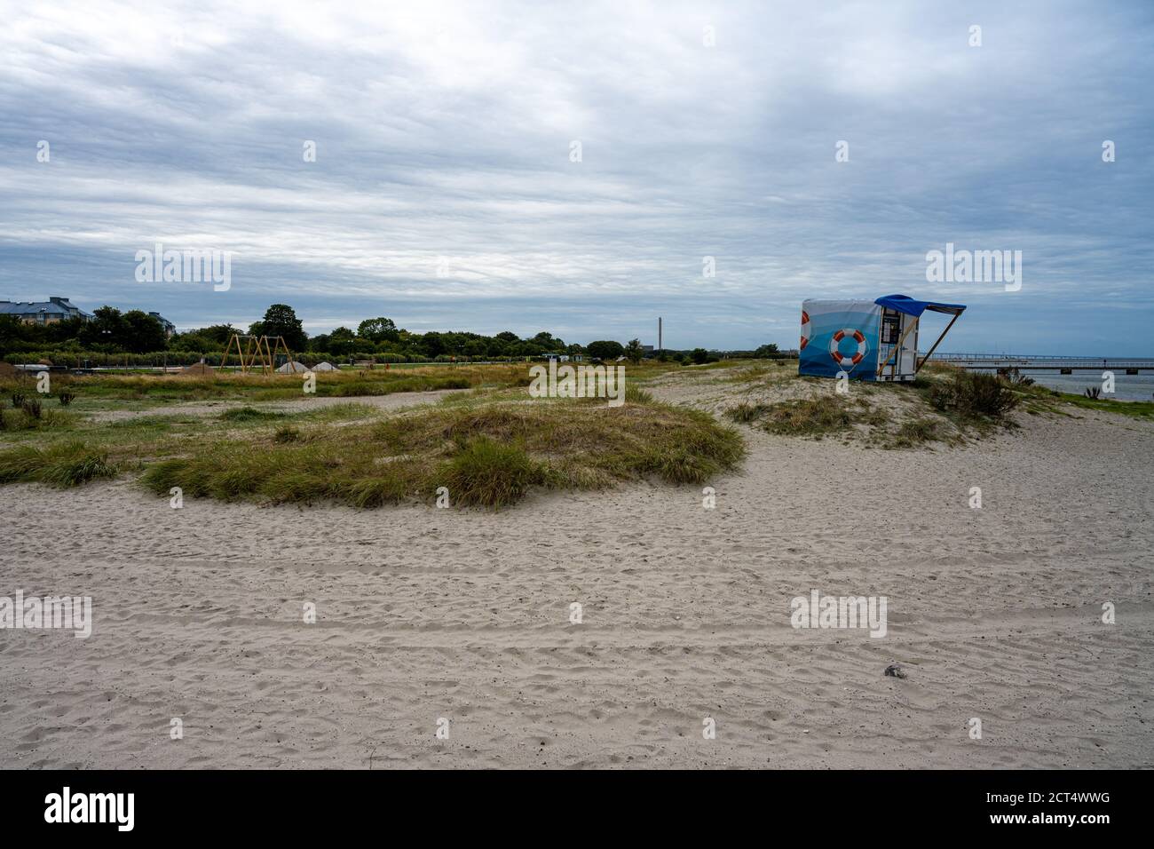 Une cabane de plage pour les sauveteurs à une plage de Malmo, dans le sud de la Suède. Bleu océan et bleu ciel nuageux Banque D'Images