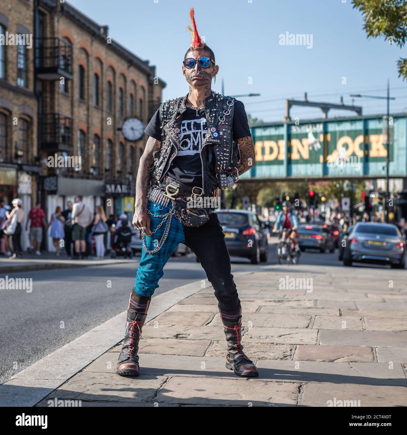 Un punk frappe une pose dans la célèbre Camden à Londres. Banque D'Images