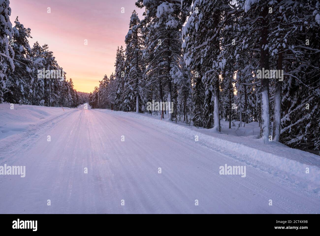 Routes hivernales dangereuses et verglacées en conditions de conduite par temps froid en Laponie, Finlande, Europe, sur chaussée glissante, verglacée ou enneigée Banque D'Images