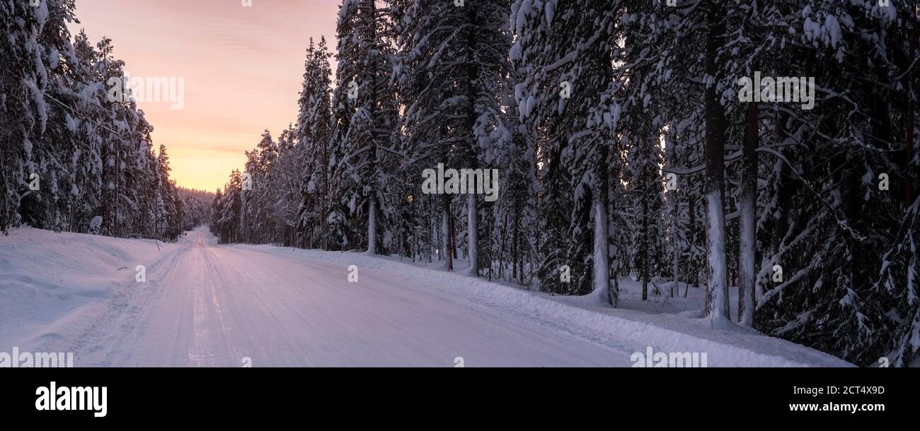 Routes hivernales dangereuses et verglacées en conditions de conduite par temps froid en Laponie, Finlande, Europe, sur chaussée glissante, verglacée ou enneigée Banque D'Images