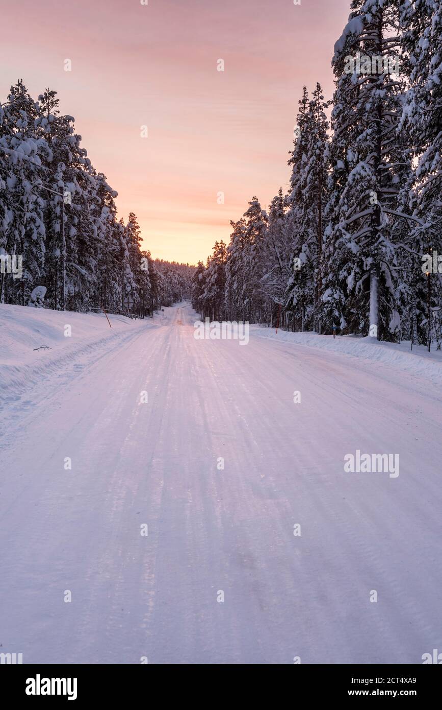 Routes hivernales dangereuses et verglacées en conditions de conduite par temps froid en Laponie, Finlande, Europe, sur chaussée glissante, verglacée ou enneigée Banque D'Images