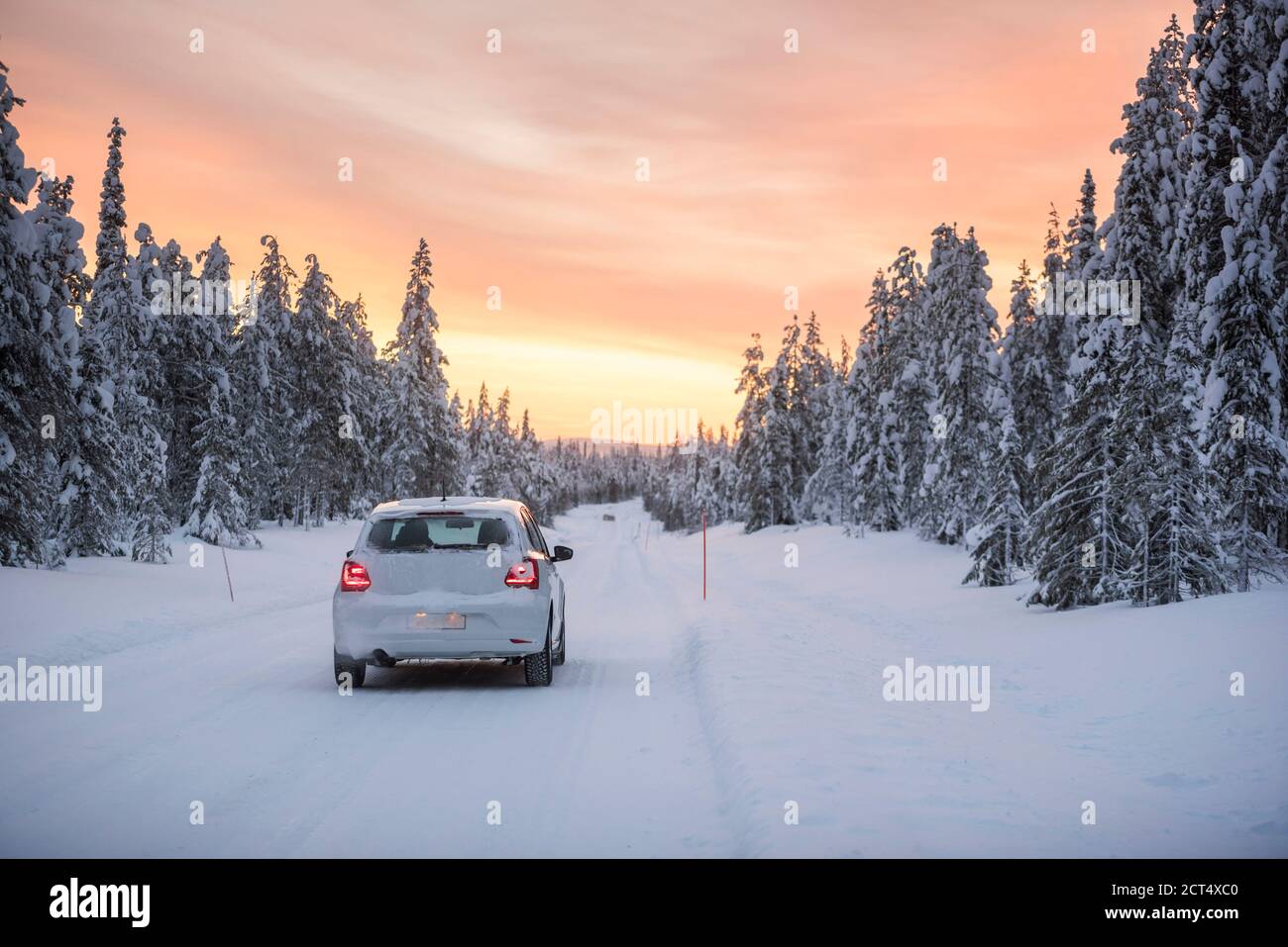 Mauvaises conditions de conduite sur des routes verglacées dangereuses dans des paysages hivernaux glissants, enneigés et enneigés en Laponie, Finlande, Europe Banque D'Images