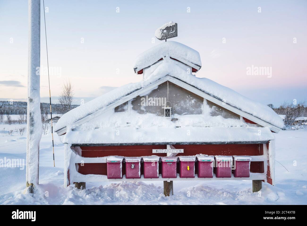 Boîte postale dans un petit village situé à l'intérieur du cercle arctique, en Laponie finlandaise, drone finlandais Banque D'Images