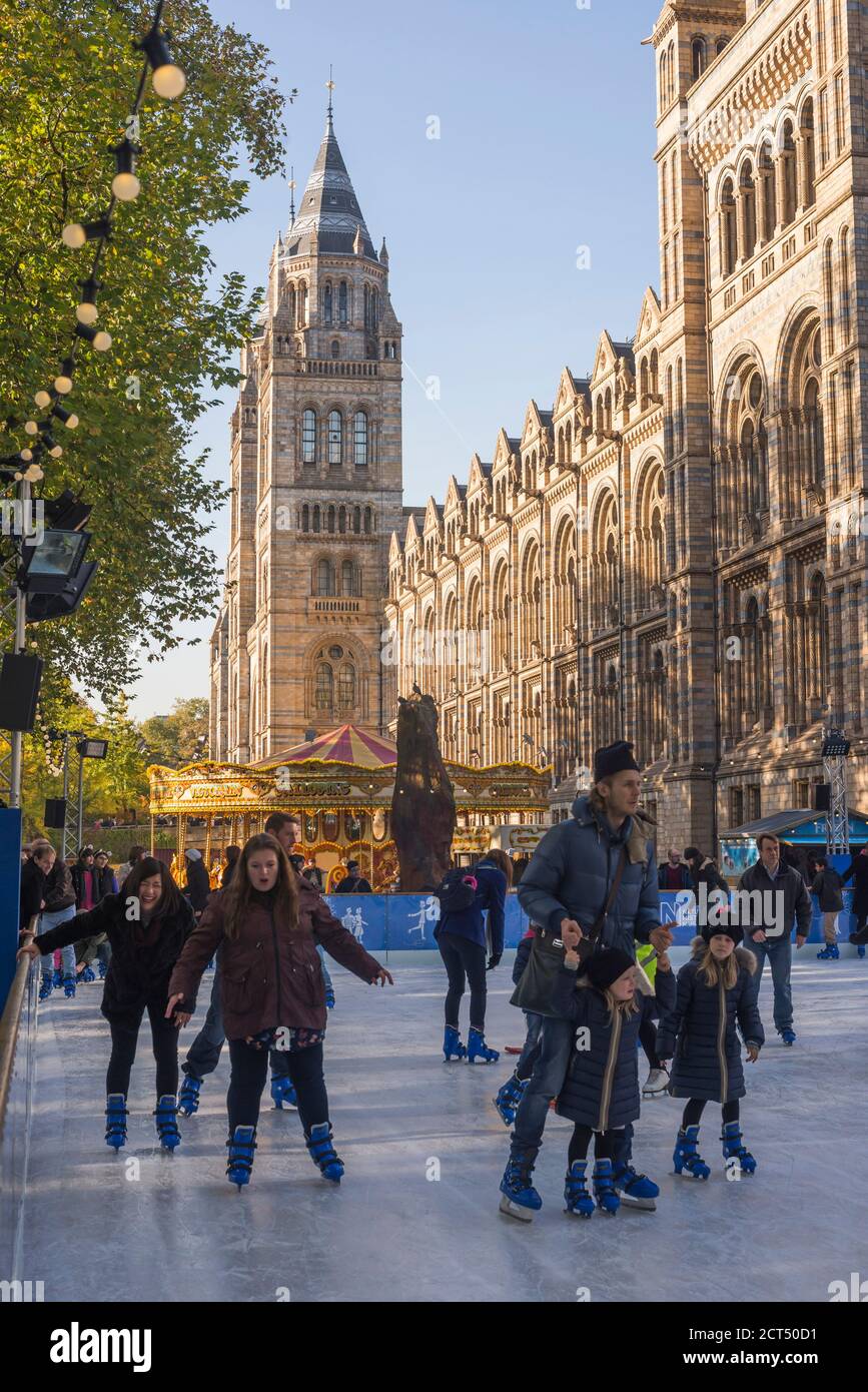 Patinage sur glace au Musée d'histoire naturelle Ice Rink, Londres, Angleterre, Royaume-Uni Banque D'Images