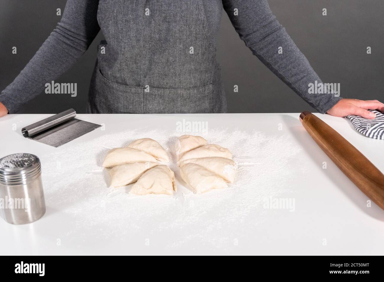 Pâte à pain roulante avec un rollpin français pour faire du pain plat maison. Banque D'Images