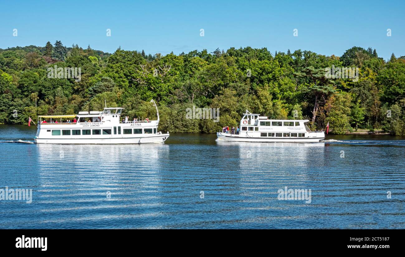 Sweeney's Cruise Co. Astina et Silver Martin se passent les uns les autres au Loch Lomond Shores Balloch West Dunbartonshire Scotland UK Banque D'Images