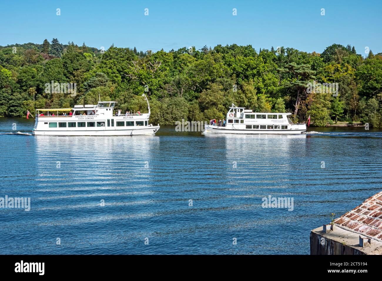 Sweeney's Cruise Co. Astina et Silver Martin se passent les uns les autres au Loch Lomond Shores Balloch West Dunbartonshire Scotland UK Banque D'Images