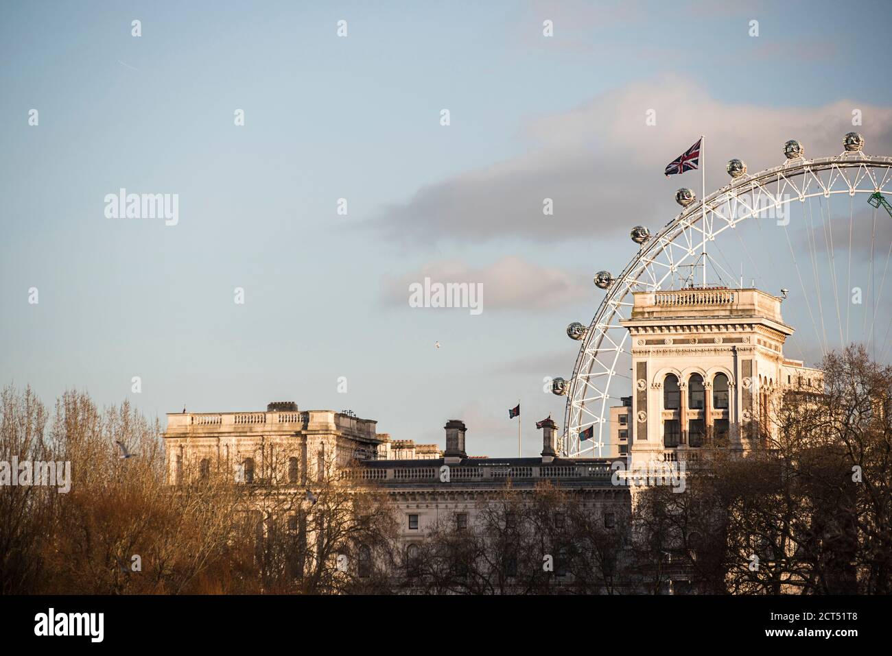 Le Trésor de sa Majestry et le London Eye, vus de St James's Park, Londres, Angleterre Banque D'Images