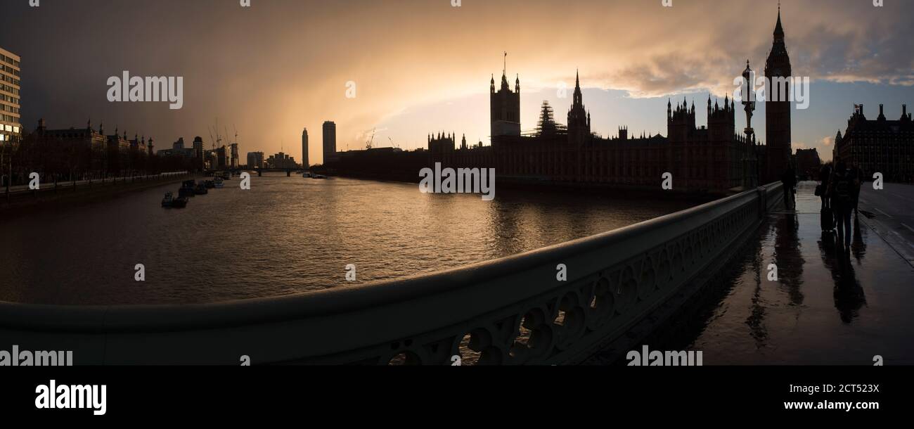 Chambres du Parlement (Palais de Westminster) et Big Ben silhoueted au coucher du soleil, vu du pont de Westminster, Londres, Angleterre Banque D'Images