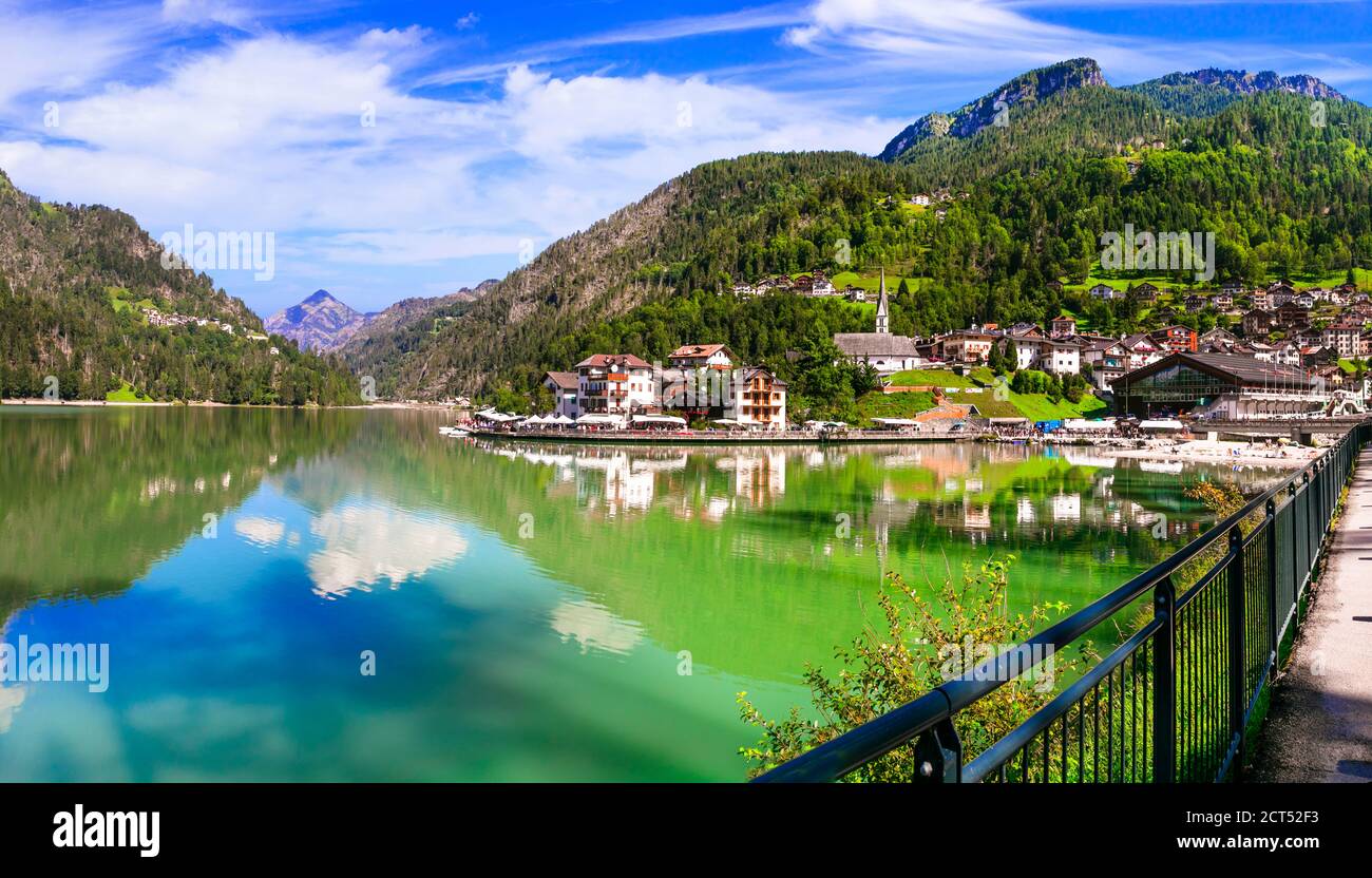 Paysage alpin incroyable, montagnes des Dolomites. Beau lac et village Lago di Alleghe, nord de l'Italie (province de Belluno) Banque D'Images