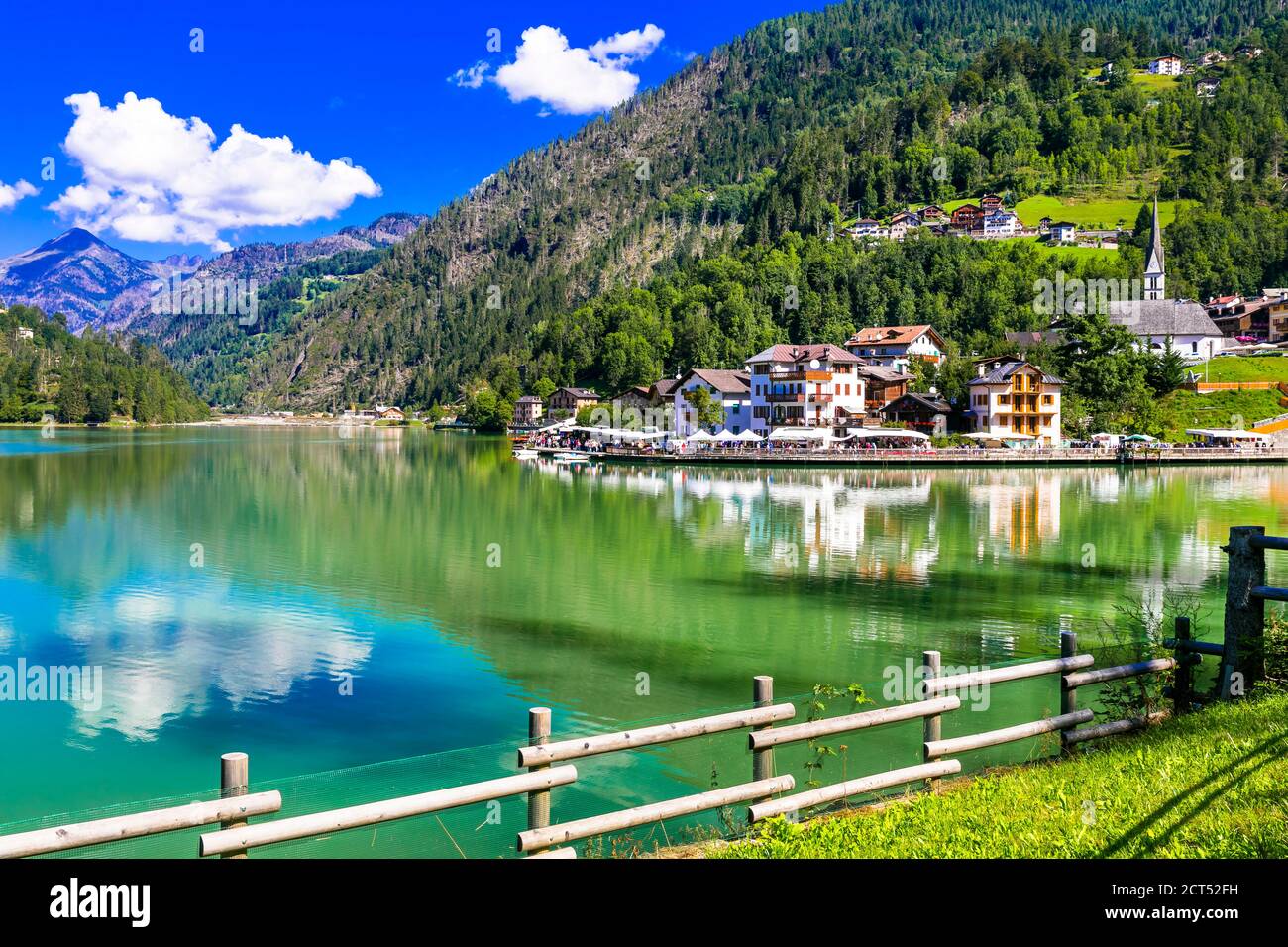 Paysage alpin incroyable, montagnes des Dolomites. Beau lac lago di Alleghe, nord de l'Italie (province de Belluno) Banque D'Images