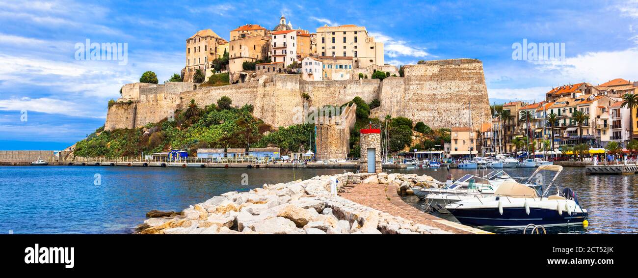 Corse. Vue sur la forteresse et la mer dans la ville de Calvi. Destination touristique populaire. France Banque D'Images