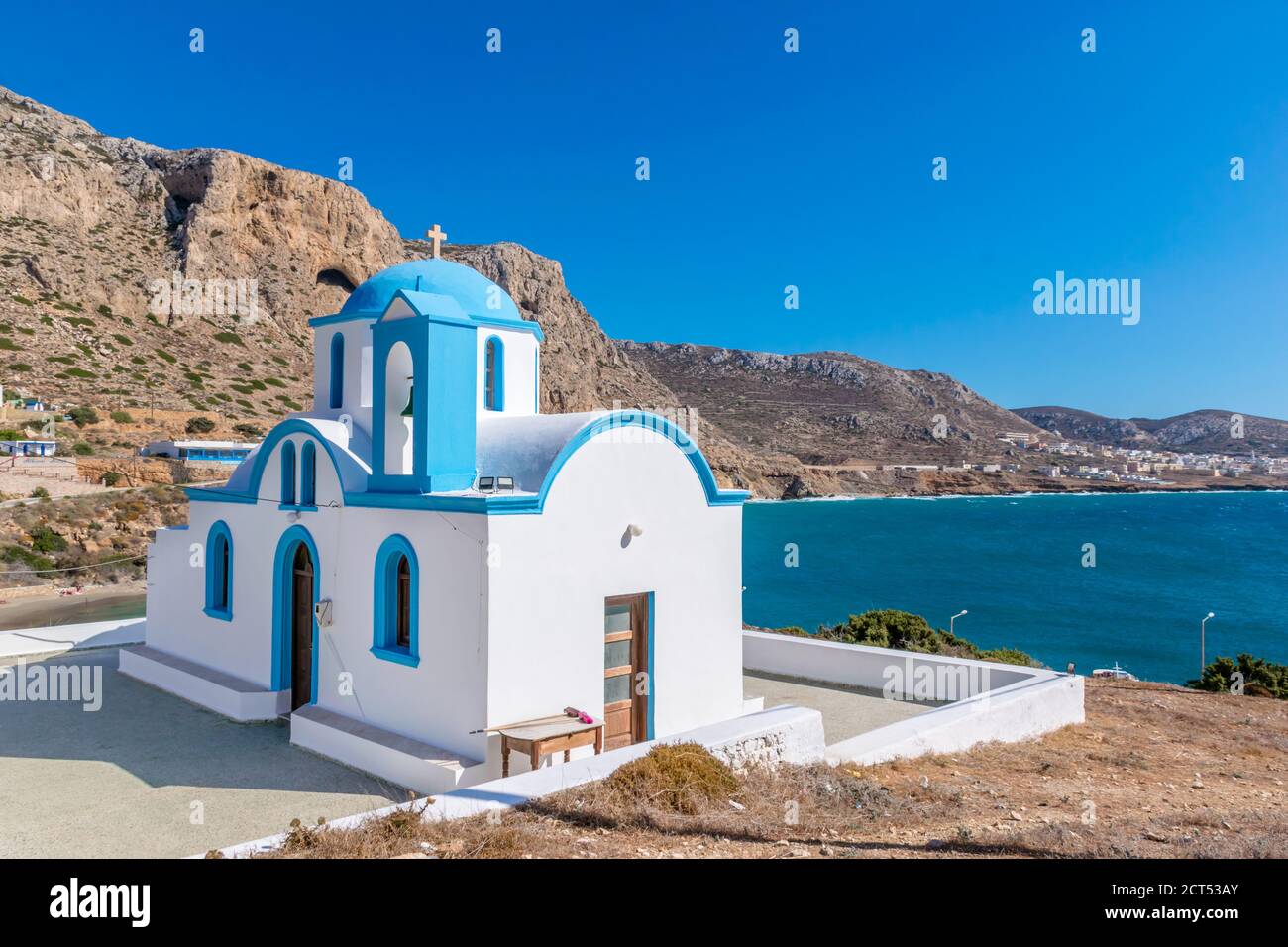 Église grecque orthodoxe traditionnelle blanche et bleue à Karpathos, île du Dodécanèse, Grèce Banque D'Images