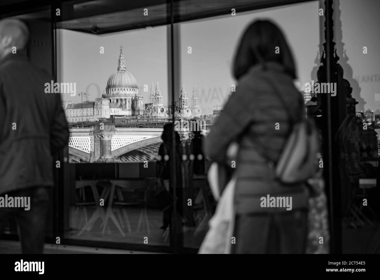 Scène de rue à la cathédrale St Pauls, Southwark, Londres, Angleterre Banque D'Images