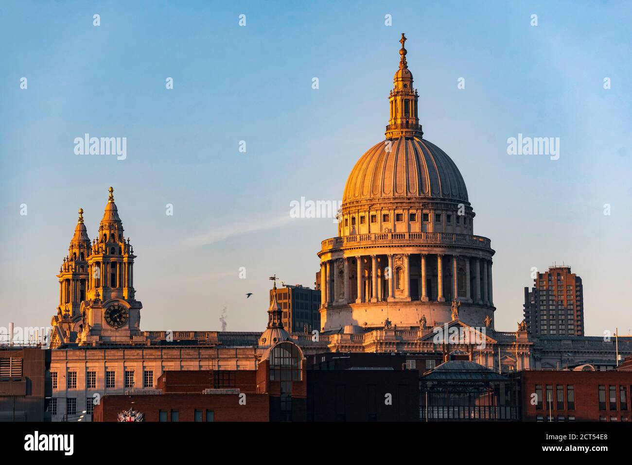 Cathédrale St Pauls au coucher du soleil, Cité de Londres, Londres, Angleterre Banque D'Images