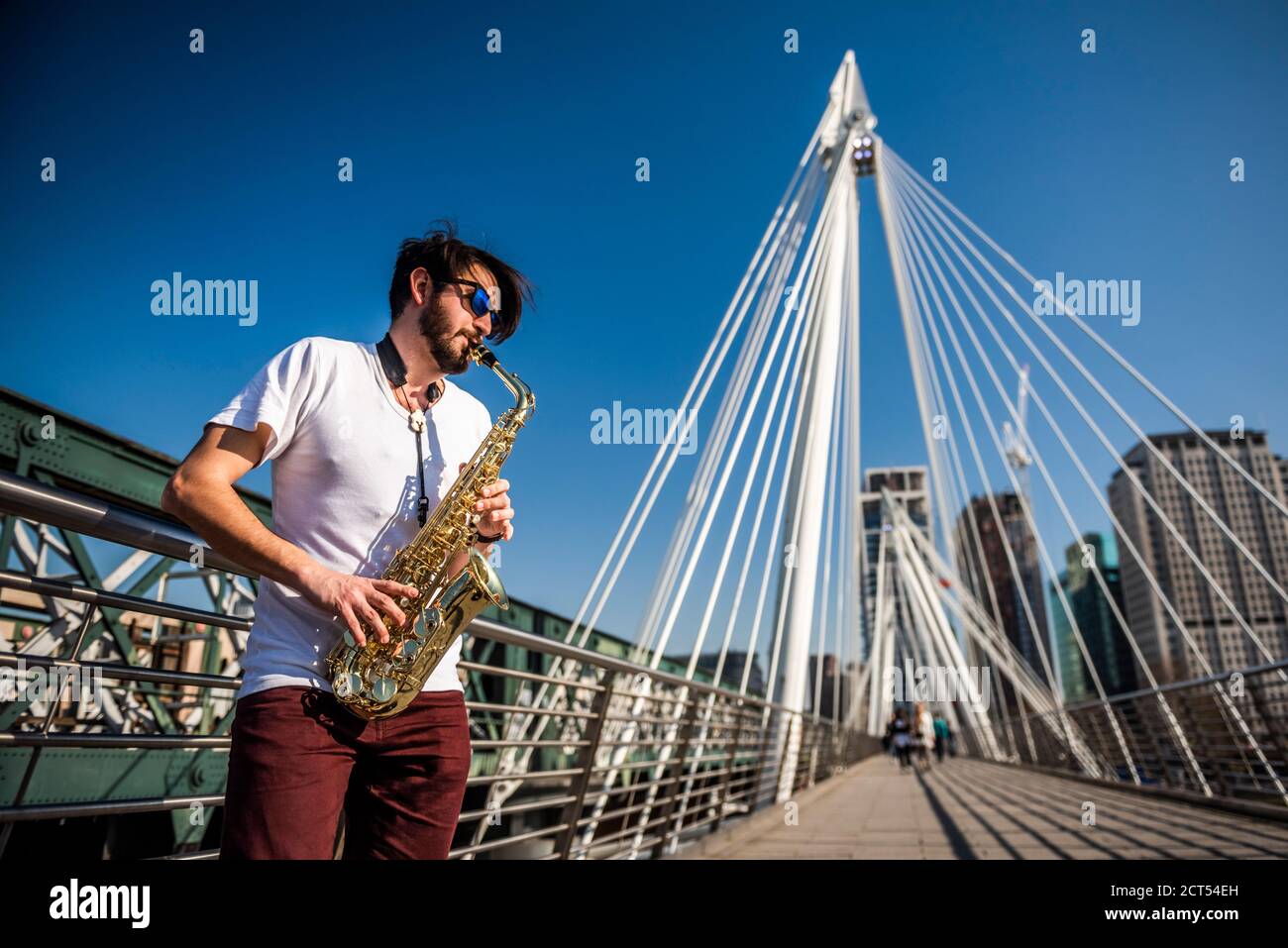 Golden Jubilee Bridge Street Scene, South Bank, Londres, Angleterre Banque D'Images