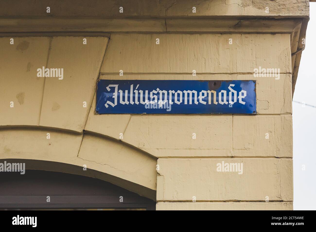 Juliuspromenade (en anglais Julius promenade) rue à Wurzburg, Bavière, Allemagne. Un nom de rue est un signe utilisé pour identifier les routes nommées Banque D'Images