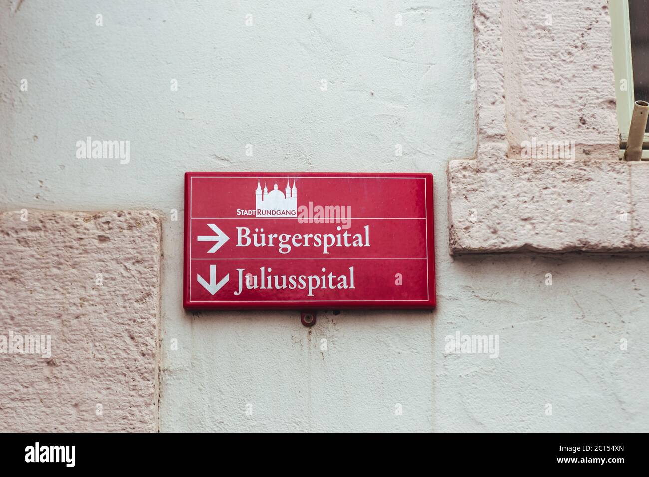 Panneau de visite de la ville directionnel rouge pour les touristes dans une rue à Wurzburg, Allemagne. Burgerspital (FR. Burger Hospital), Juliusspital (eng. Hôpital Julius) Banque D'Images