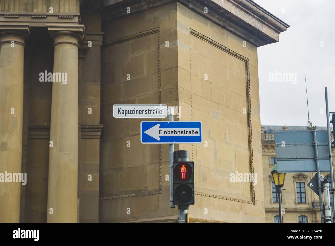 Kapuzinerstrasse (FR. Capuchin Street) rue à Wurzburg, Bavière, Allemagne. Un nom de rue est un signe utilisé pour identifier les routes nommées; in Banque D'Images