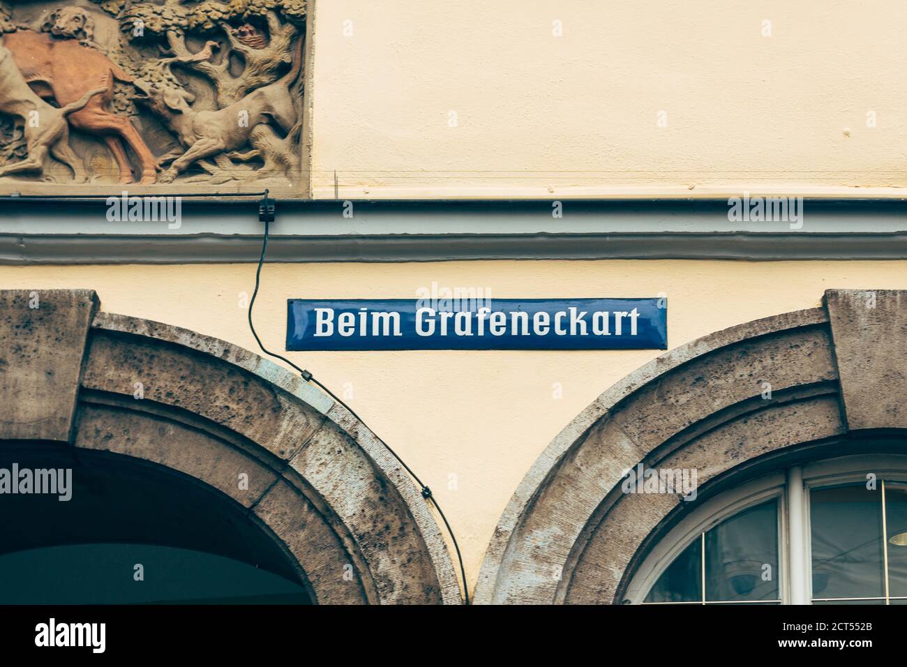 Beim Grafeneckart (FR. Au Grafeneckart), rue à Wurzburg, Bavière, Allemagne. Un nom de rue est un signe utilisé pour identifier les routes nommées Banque D'Images