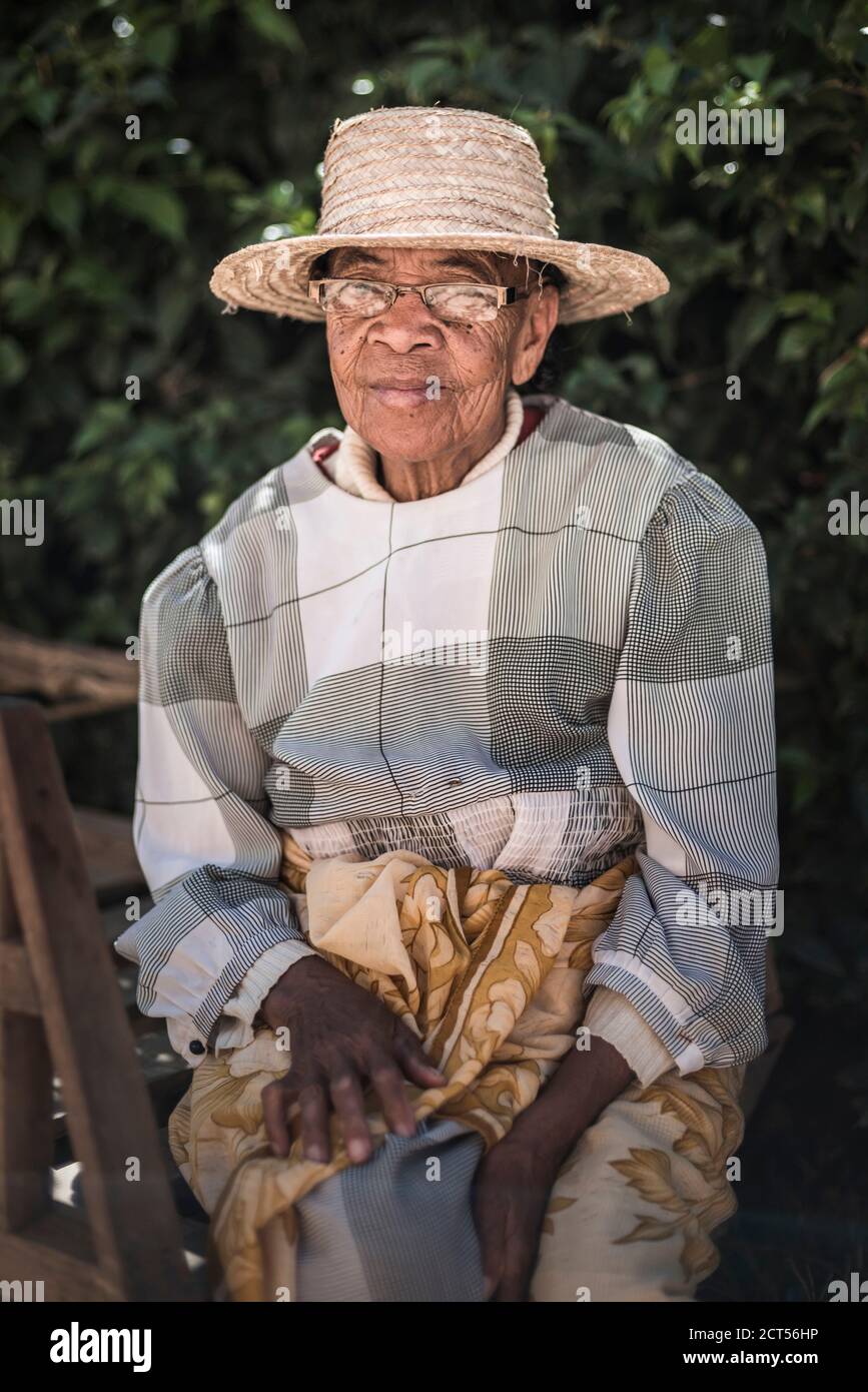 Portrait d'une vieille dame à Ambohimahasoa marché du samedi, région de haute Matsiatra, Madagascar Central Highlands Banque D'Images