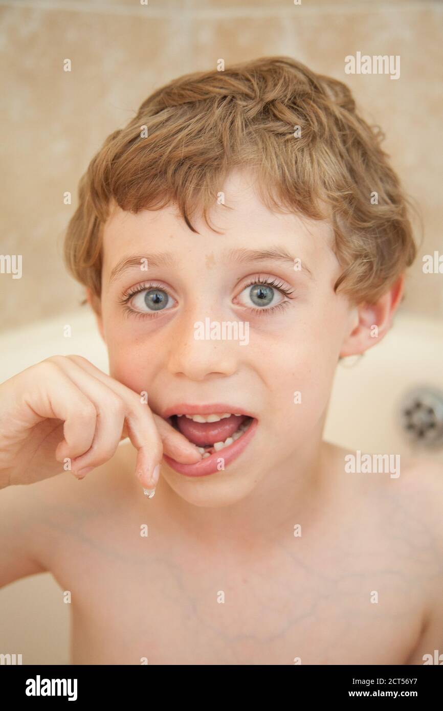 Garçon de cinq ans avec une dent avant bancale, Hampshire, Angleterre, Royaume-Uni. Banque D'Images