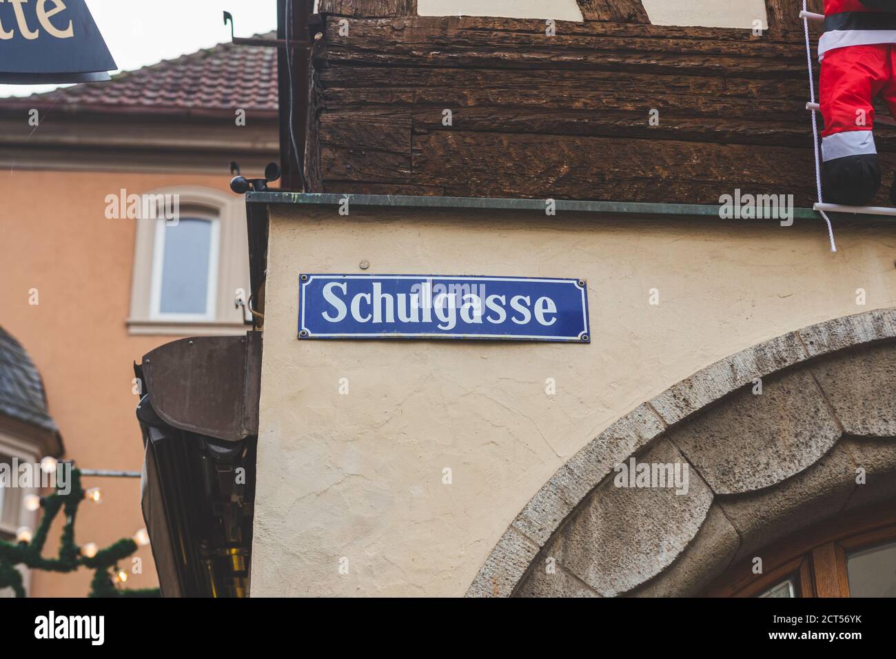 Schulgasse nom signe à Bad Kissingen, Allemagne. Un nom de rue est un signe utilisé pour identifier les routes nommées, généralement celles qui ne sont pas admissibles comme expr Banque D'Images