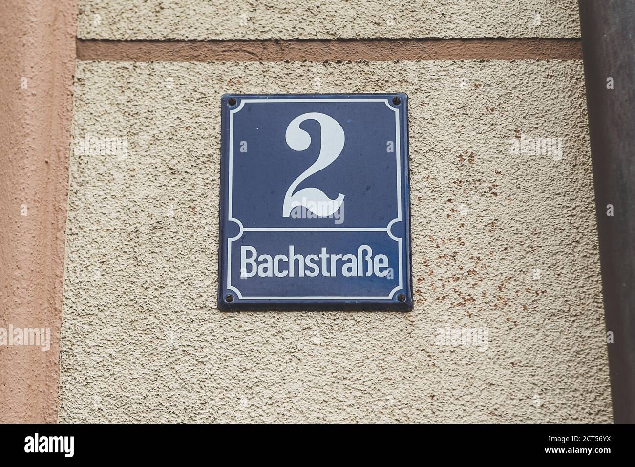 Bachstrasse nom signe à Bad Kissingen, Allemagne. Un nom de rue est un signe utilisé pour identifier les routes nommées, généralement celles qui ne sont pas admissibles comme exp Banque D'Images